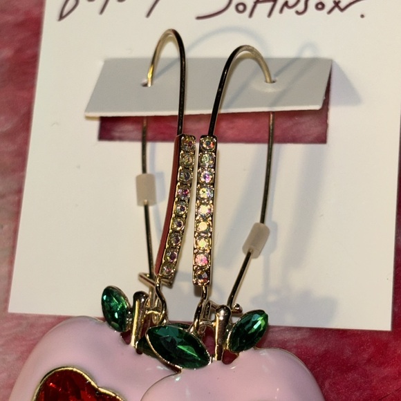 NWT Betsey Johnson sparkling apple dangling earrings. - Picture 4 of 8